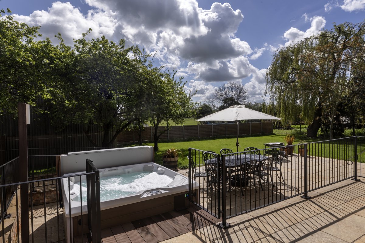 Roughs Farm Retreats - hot tub and outside dining area for the Farmhouse